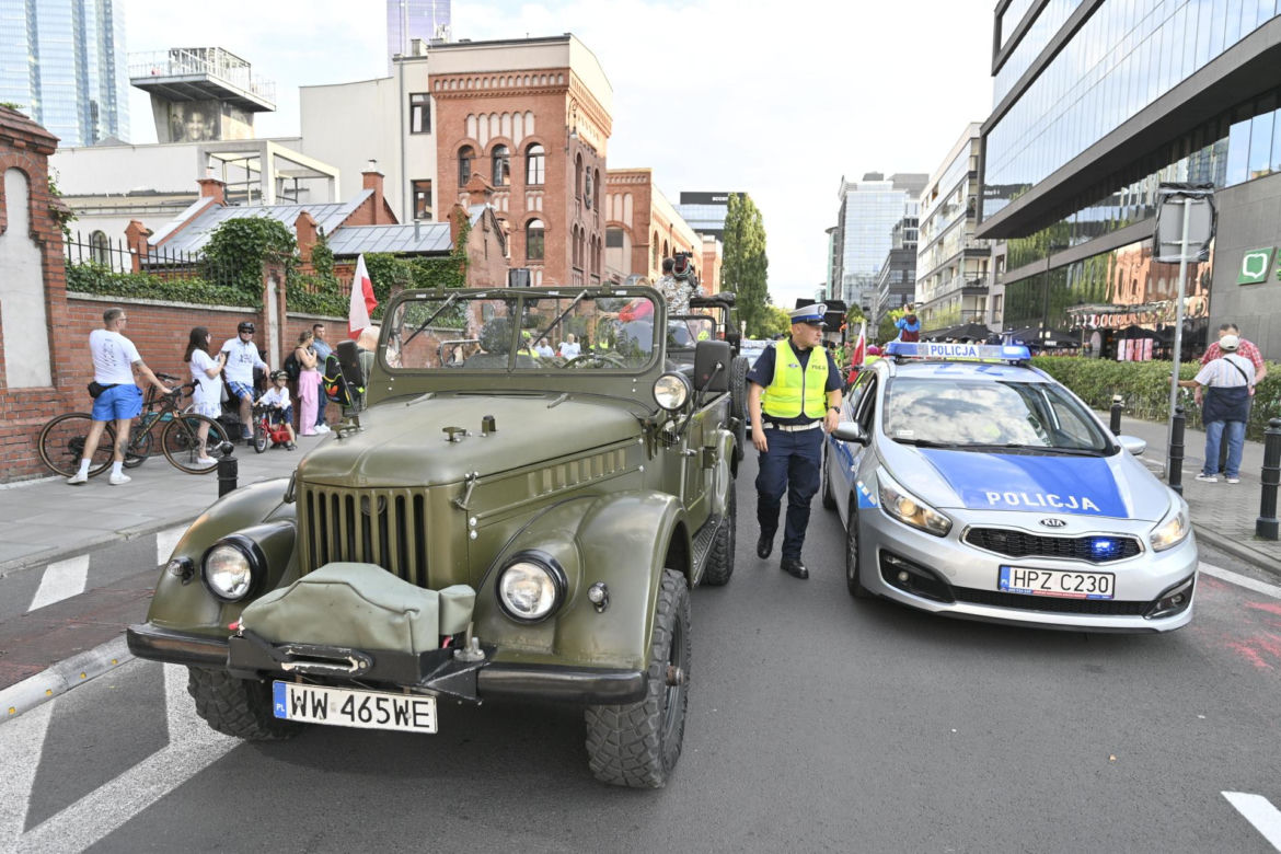 Biało-czerwonym peletonem rowerzyści uczcili Powstanie Warszawskie 
