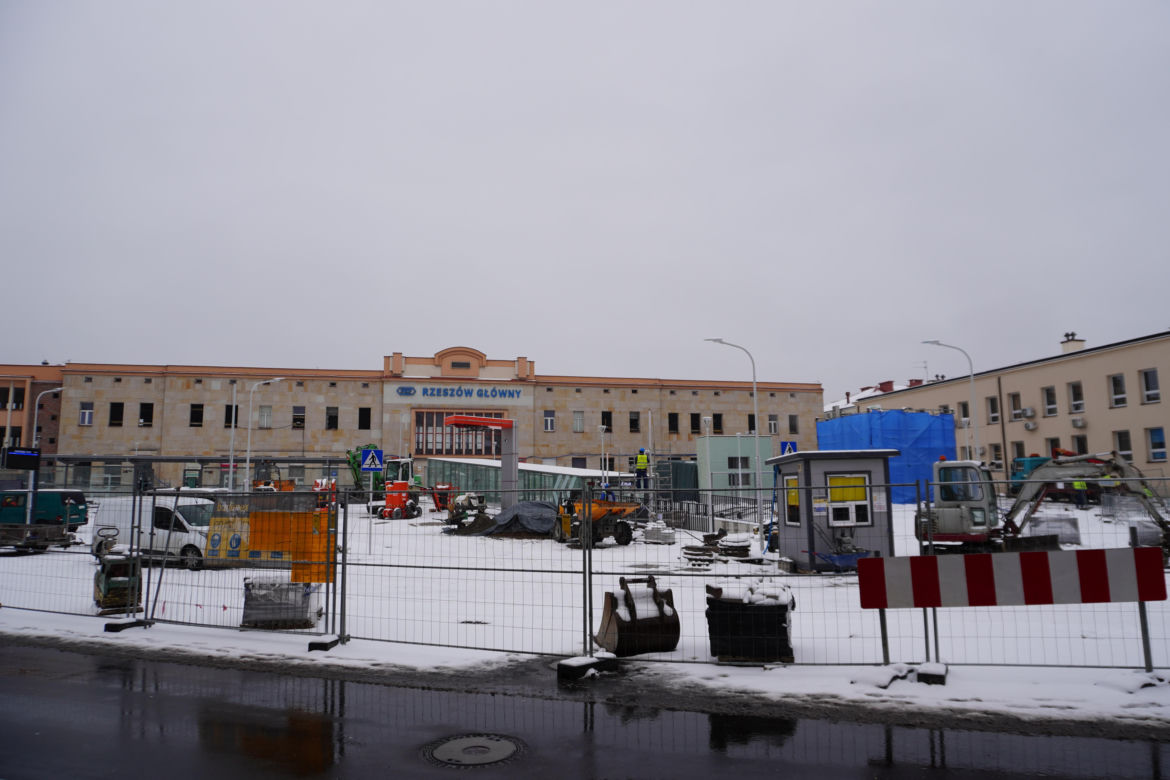 Nowy plac przed dworcem prawie gotowy. Kiedy zostanie otwarty?