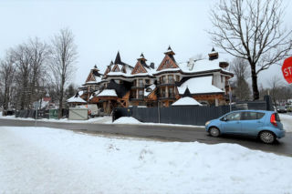 Wszystko tu faluje, wije się i jest z drewna. Hotel Bajkowy to projekt Gaudiego z Zakopanego