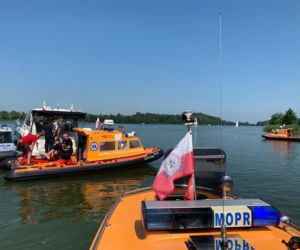 Mikołajki. Śmigłowiec spadł do jeziora Tałty! Leciały nim trzy osoby [FOTO]