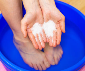 Wsyp garść do miski i wymocz stopy. Szorstkie pięty odejdą w zapomnienie szybciej, niż myślisz