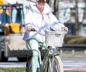 Rozenek na rowerze gada przez komórkę
