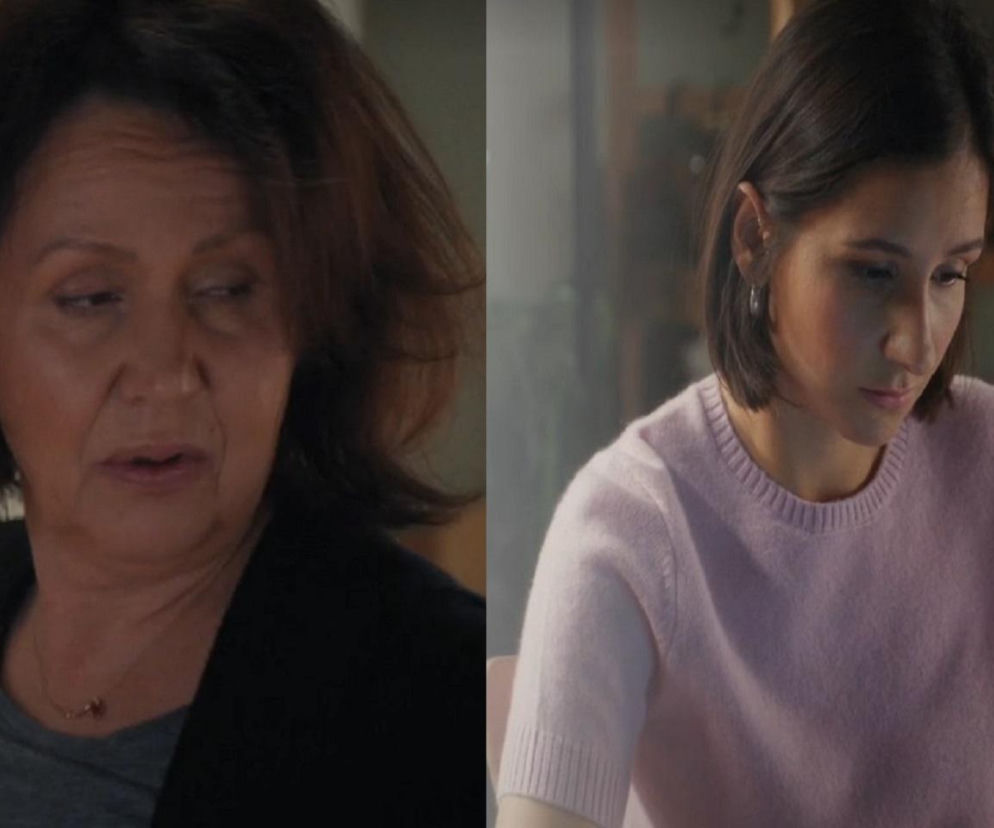 Split screen przedstawia dwie kobiety, Marysię Rogowską (Małgorzata Pieńkowska) z poważną miną i Agnes (Amanda Mincewicz) w lawendowym swetrze, zamyśloną. Scena z serialu M jak miłość ilustruje narastający konflikt, o którym przeczytasz więcej na Super Seriale.