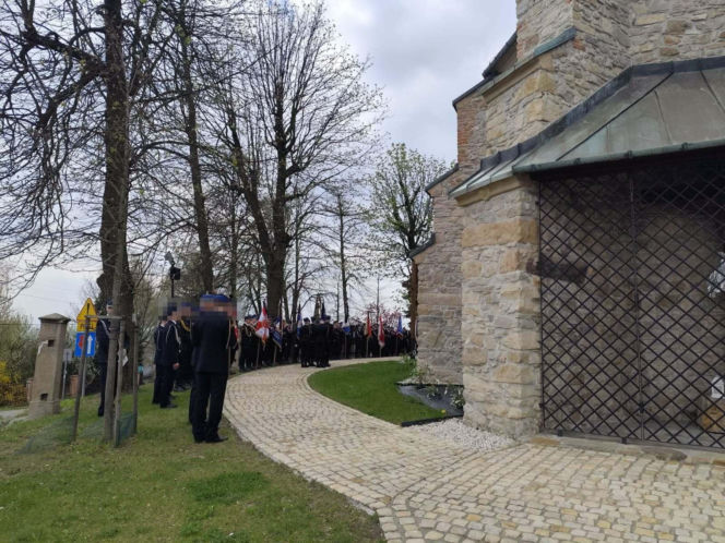 Druh Bogdan uderzył w słup jadąc do pożaru traw. Słowa księdza podczas pogrzebu wyciskają łzy