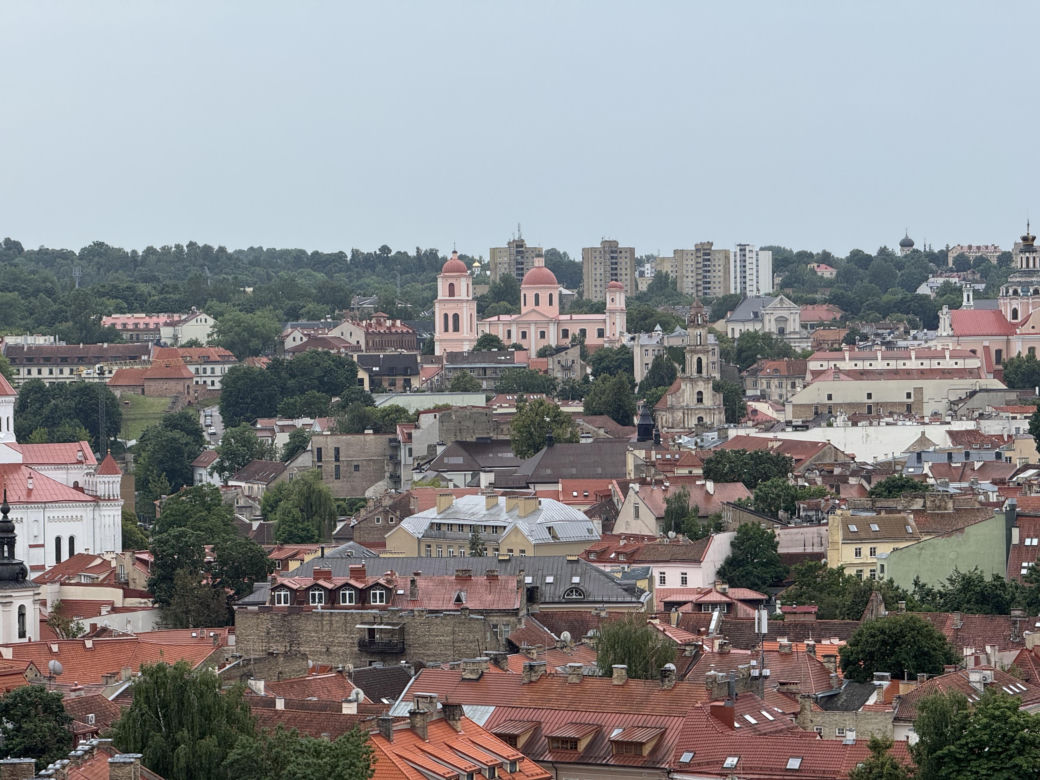 Doskonale widać z niej wileńską starówkę oraz zabytki