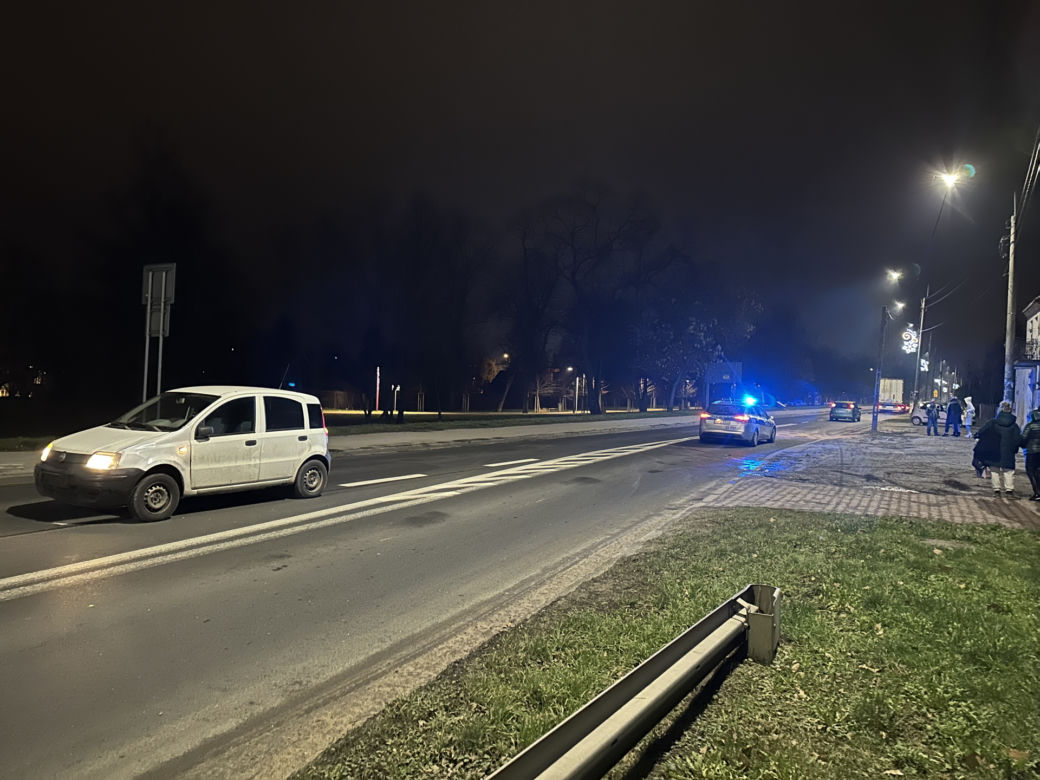 Wypadek w Błoniu. Wyszła na spacer z psem, wjechał w nią fiat. Tragiczny finał