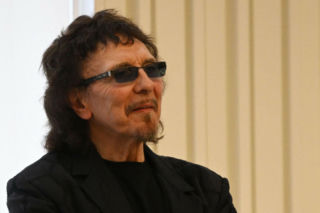 Pracował w fabryce, stracił palce, stworzył metal. Protezy z plastikowej butelki zmieniły historię muzyki