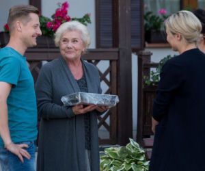 M jak miłość odcinek 1393, Julka (Joanna Kuberska), Paweł (Rafał Mroczek), Barbara (Teresa Lipowska)