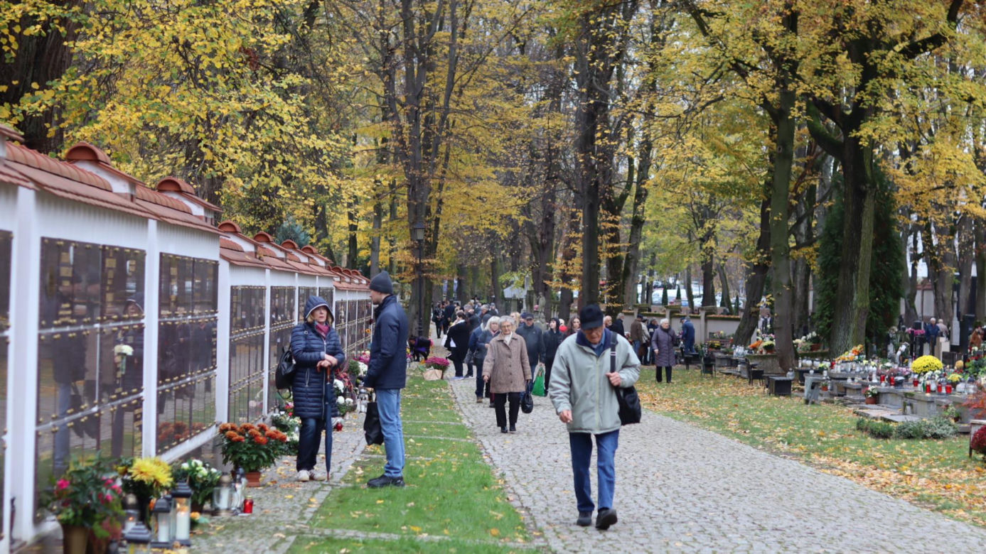 Tak mieszkańcy odwiedzają groby zmarłych. Tłumy na najstarszym cmentarzu w Lublinie