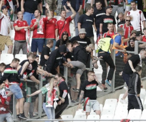 Zadyma kibiców na Euro 2016 podczas meczu Węgier z Islandią