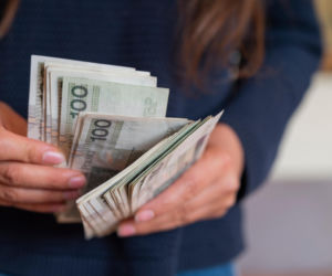 Kredyt może Cię kosztować mniej niż zapisano w umowie. Jak działa sankcja kredytu darmowego, gdy bank popełni błąd?