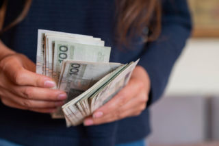 Kredyt może Cię kosztować mniej niż zapisano w umowie. Jak działa sankcja kredytu darmowego, gdy bank popełni błąd?