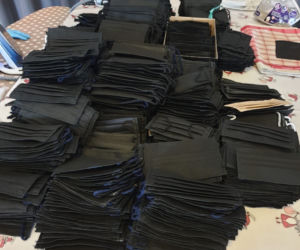 Policjantka z mężem-ratownikiem szyją maseczki dla lekarzy! [ZDJĘCIA]