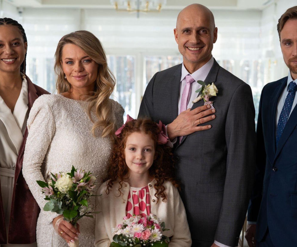 Emilia Komarnicka jako Agata i Robert Koszucki jako Rafał Konica na swoim ślubie w serialu Na dobre i na złe, obok nich stoją Maria (Sylwia Achu), Michał (Mateusz Janicki) oraz Mania (Apolonia Szwed) w eleganckich strojach. Więcej o ich ślubie znajdziesz na Super Seriale.