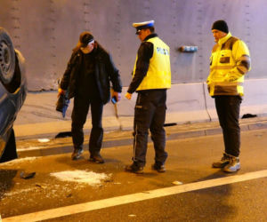 Wypadek tuż przy POW! Kierowca odbił się od barierek 