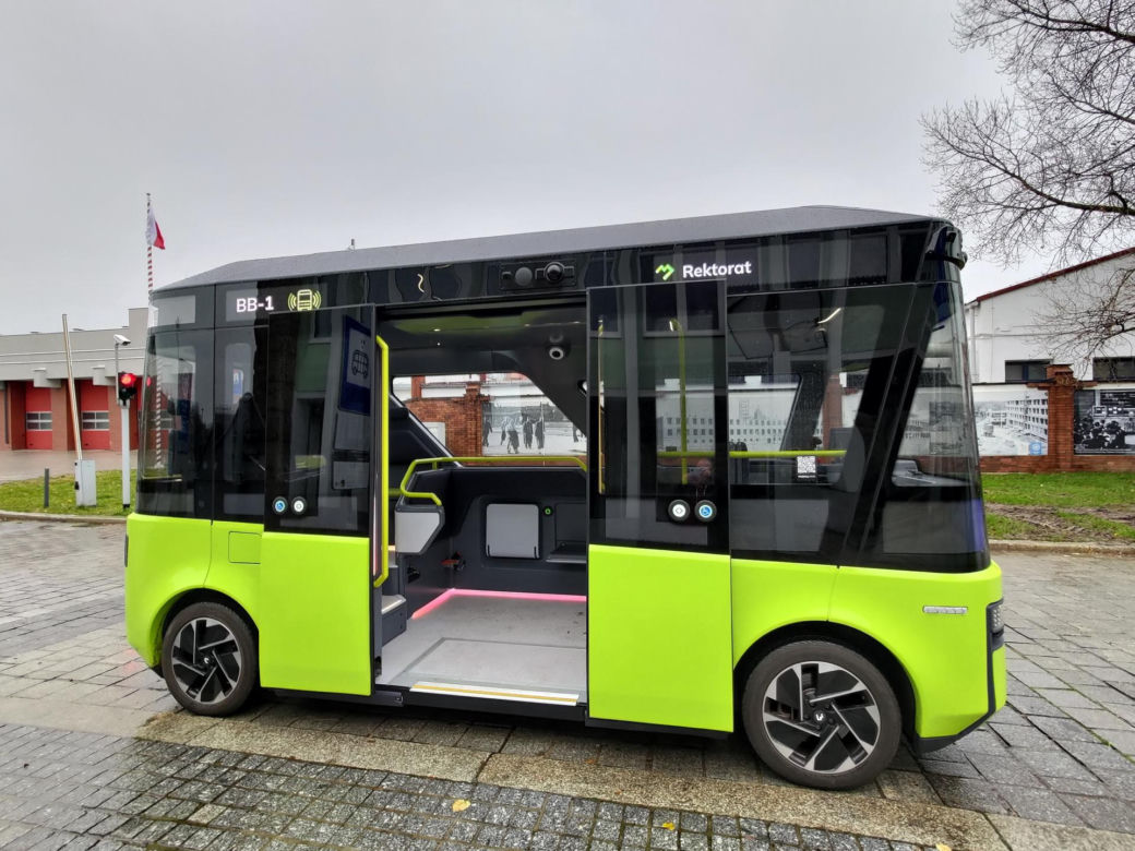 Bus bez kierowcy wozi ludzi