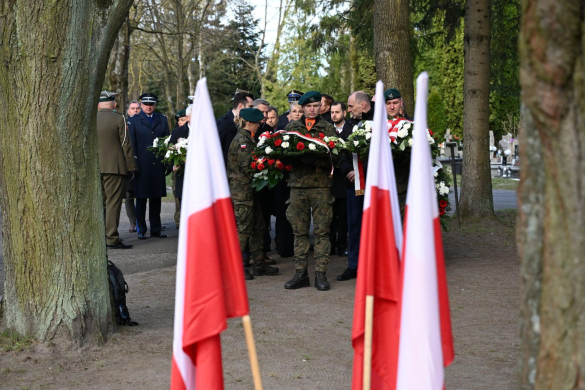 Kołobrzeg: Uroczystości ku czci Sebastiana Karpiniuka w 15. rocznicę katastrofy smoleńskiej