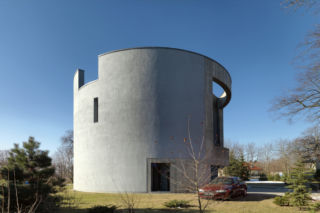Dom sześcian ukryty w walcu. Villa in fortezza to dom w Lublinie projektu Dariusza Kozłowskiego. Irracjonalny i oryginalny