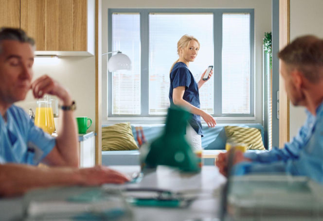 "Na Wspólnej", odcinek 4182: Hoffer i Nalepa odkrywają, że Antek został zakażony gronkowcem. Jego siostra grozi placówce pozwem