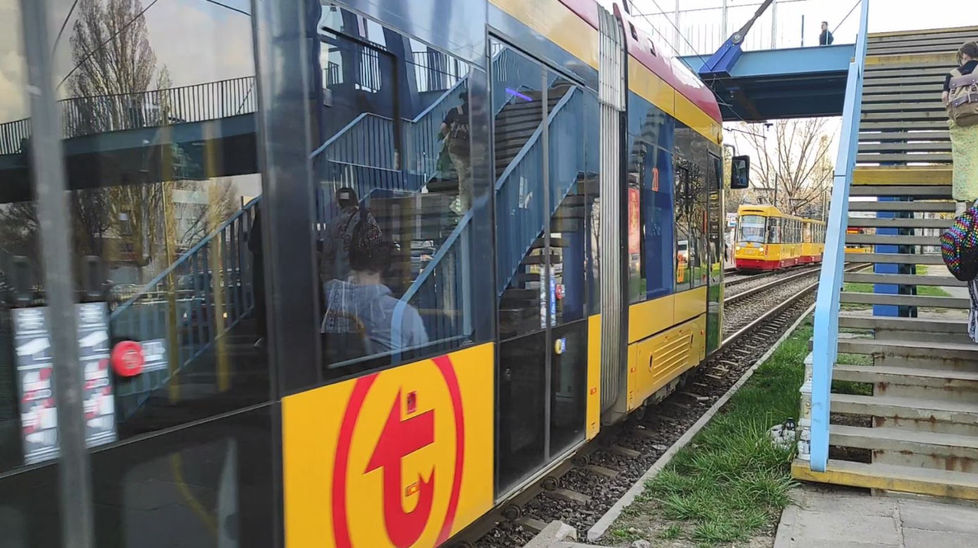 Białe aniołki przy torach. Tu pod tramwajem zginął czterolatek
