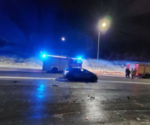 Tir uderzył w auta osobowe i autobus. To na Armii Krajowej w Starachowicach