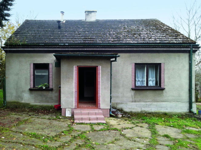 Zaniedbany wiejski domek z lat 50 przed remontem