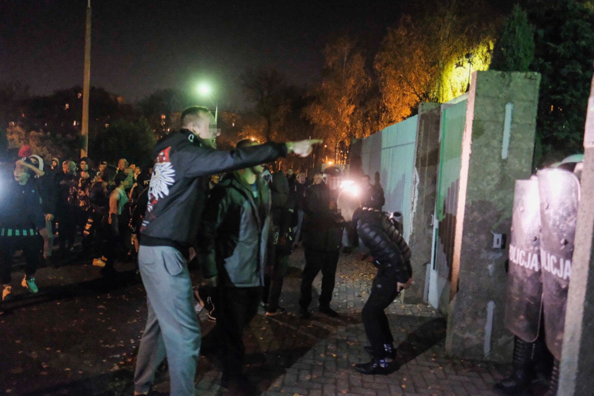 Chuligani ruszyli na policjantów