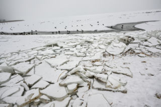 Promenada w Trzebieży zniszczona przez lód