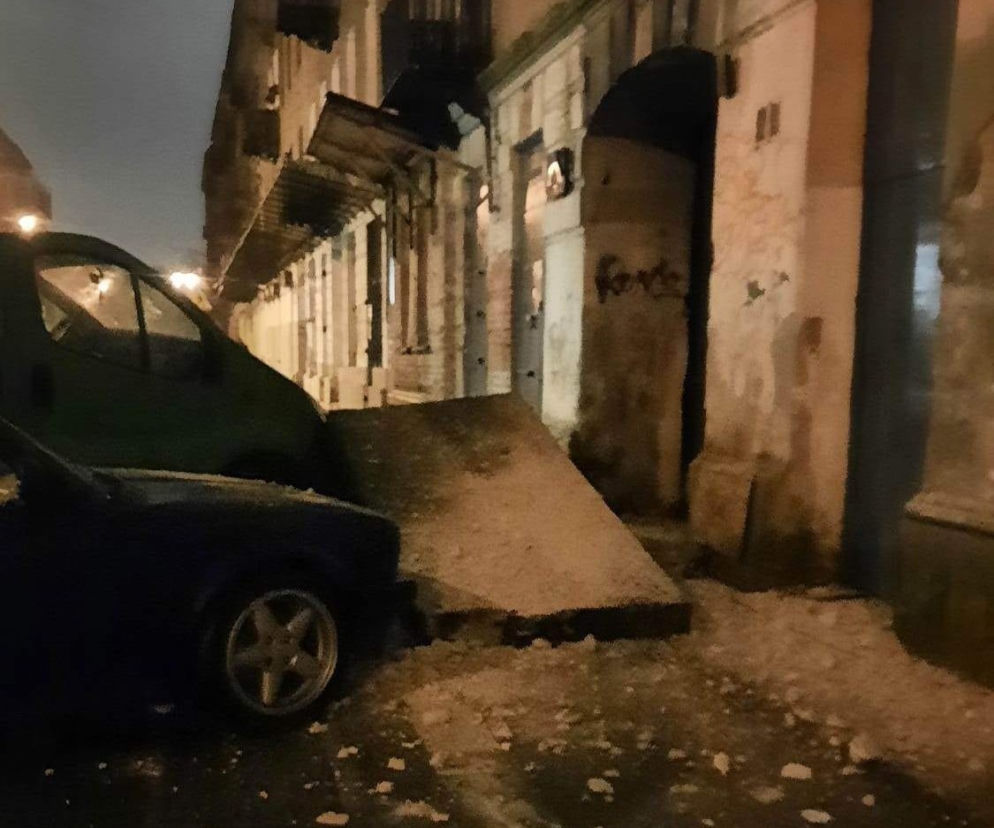 Wali się kamienica na Pradze. Kawał betonu runął na samochód