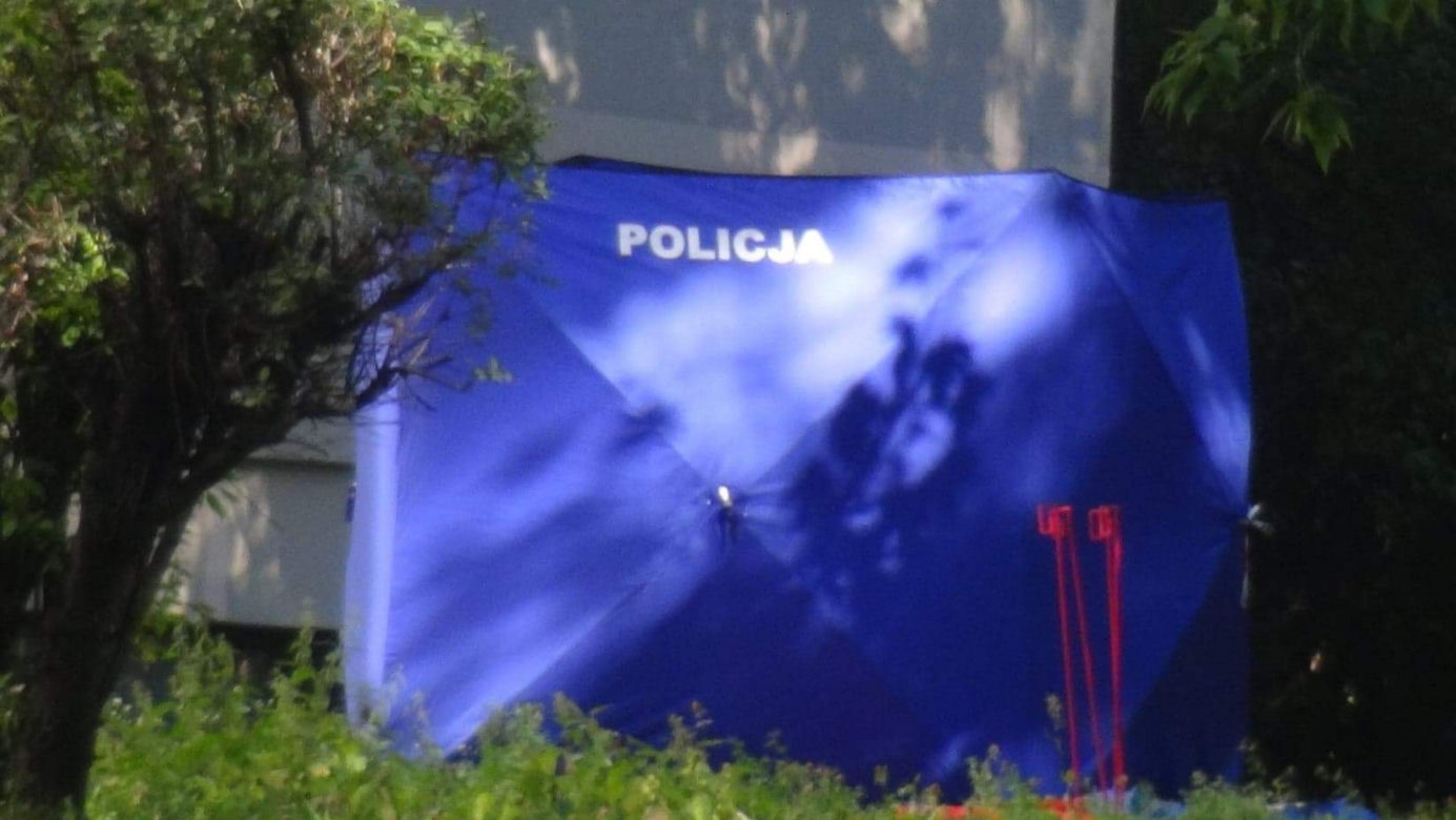 Tragedia na Bemowie. Leżała na trawniku, ktoś wezwał pomoc. Kobieta spadła z 9 piętra