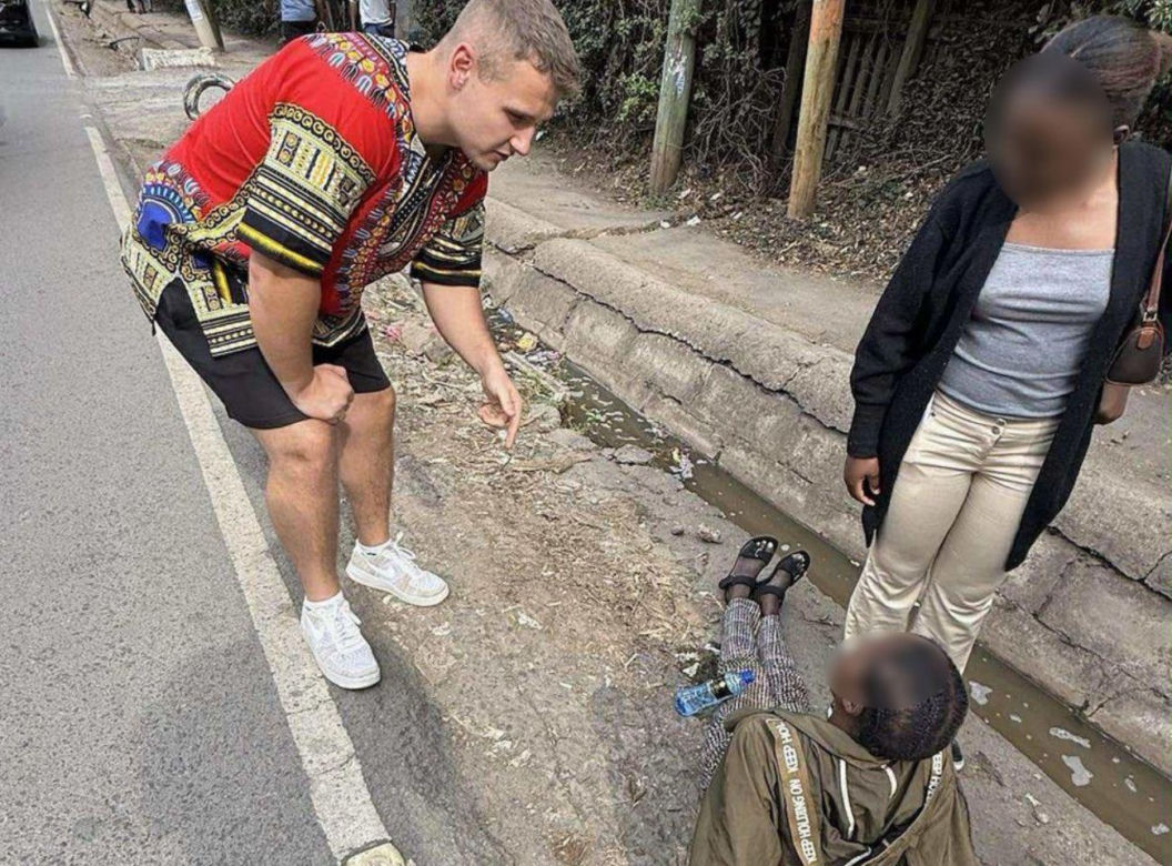 Bydgoscy policjanci na wakacjach w Afryce pomogli nieznajomej. Kobieta leżała bez życia na drodze, nikt inny nawet nie przystanął