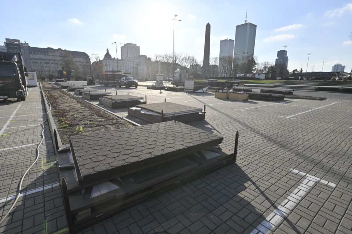 Dziwny obiekt w centrum Warszawy. Co tu powstaje? Stolica już stroi się na Boże Narodzenie!