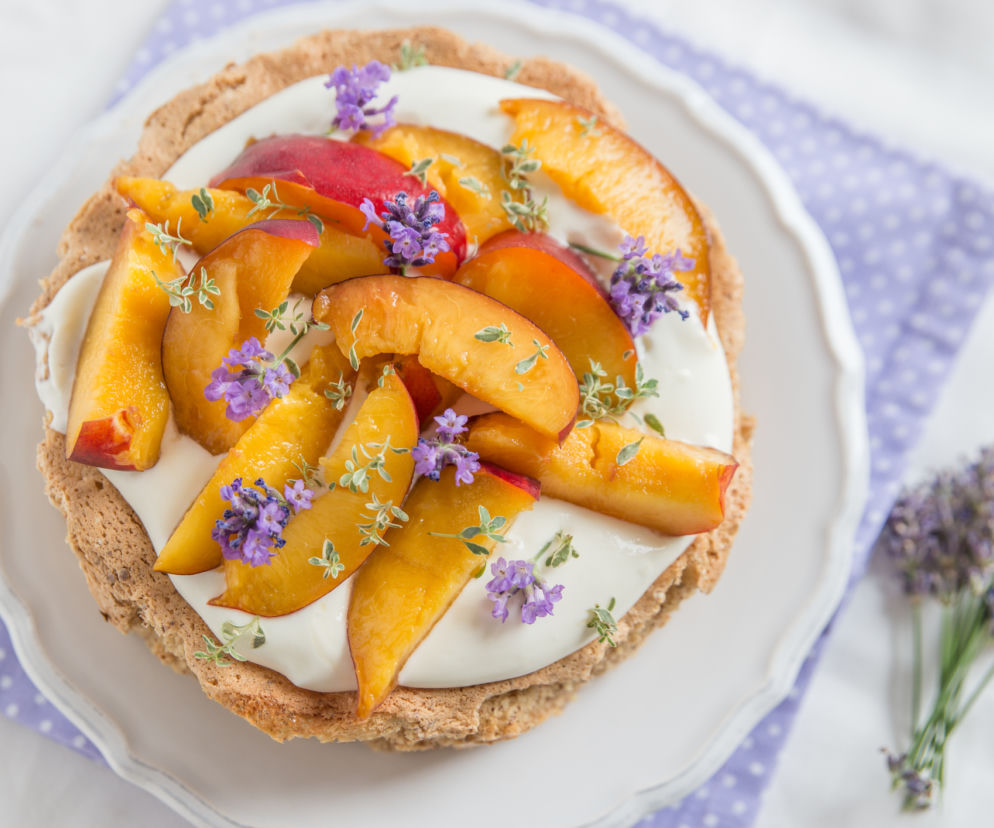 Letnia Pavlova z brzoskwiniami