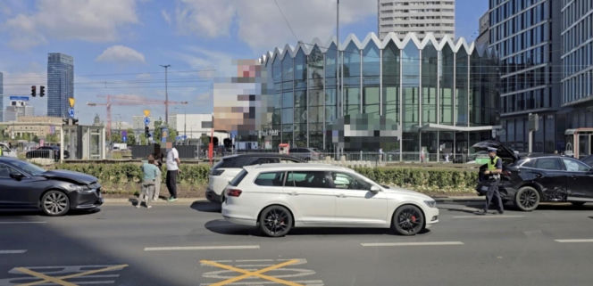 Auto TV Republika przewróciło się w centrum Warszawy. W środku był poseł PiS i znany dziennikarz