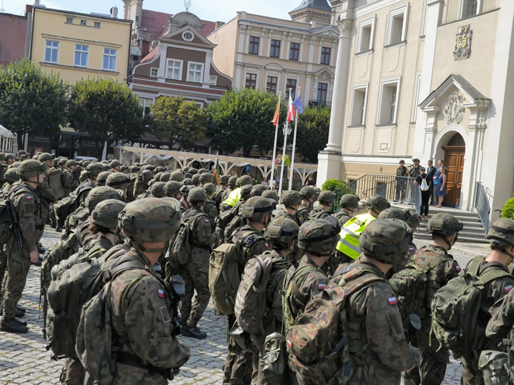 Żołnierze na rynku w Lesznie