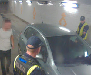 AUTO W TUNELU DLA PIESZYCH [ZDJĘCIA]