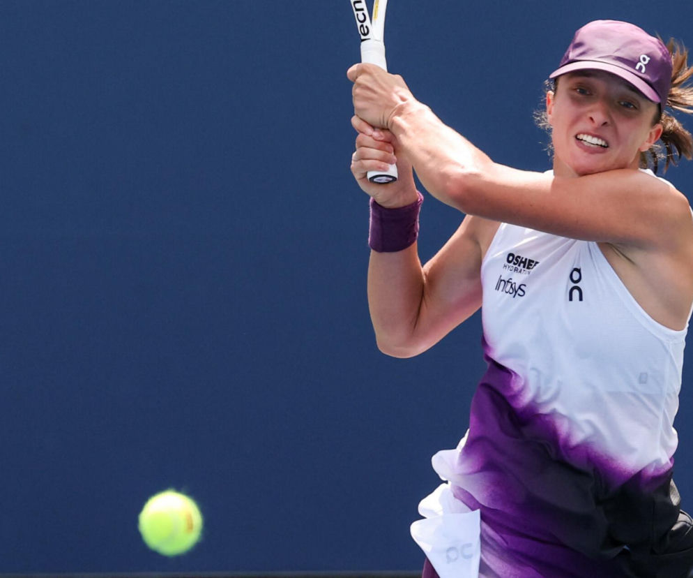 Iga Świątek uderza piłkę oburęcznym bekhendem. O wynikach drabinki US Open przeczytasz na SE Supersport.
