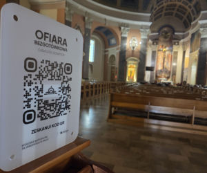 Kody QR na kościelnych ławkach. Nowość w bydgoskiej bazylice dzieli wiernych. „Bezczelność nie zna granic”