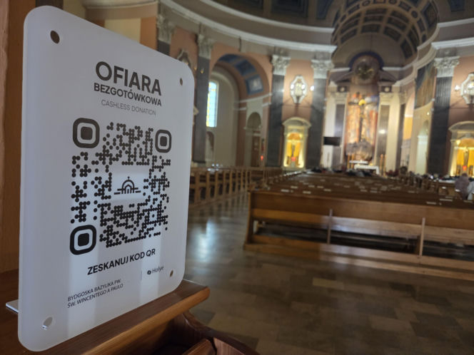 Kody QR na kościelnych ławkach. Nowość w bydgoskiej bazylice dzieli wiernych. „Bezczelność nie zna granic”