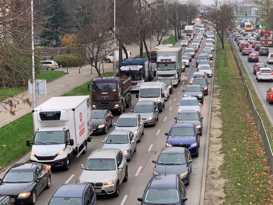 Poważna awaria na Mokotowie. Woda podmyła asfalt, wielkie utrudnienia