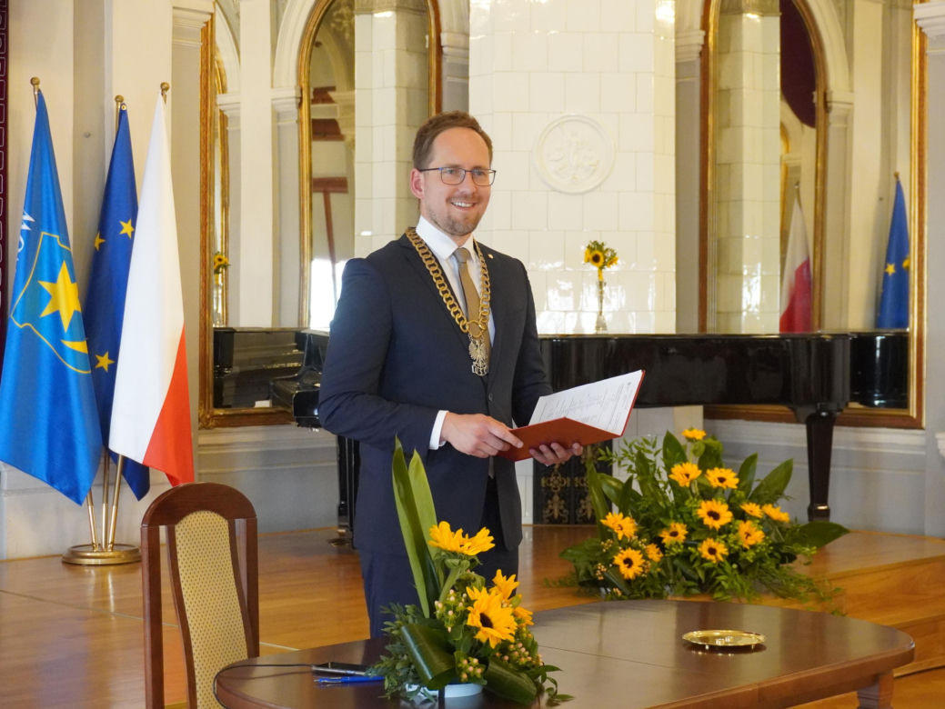 Prezydent Tarnowa udzielił ślubu. Anna i Mariusz powiedzieli sobie „tak” w Sali Lustrzanej