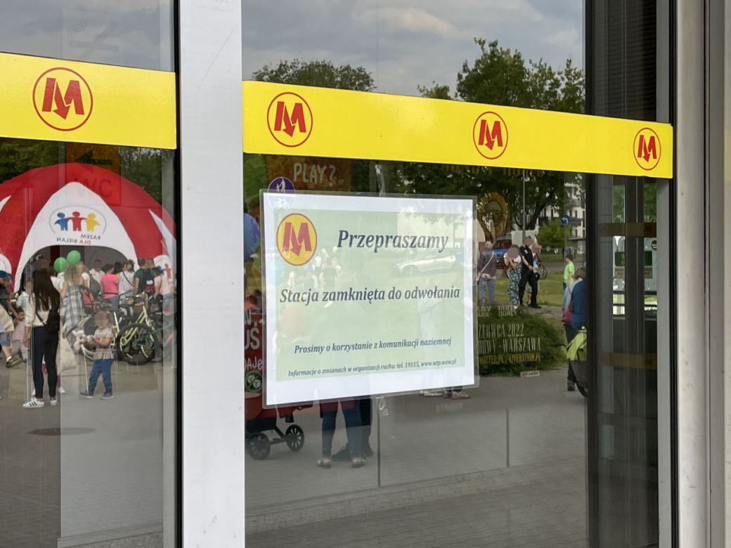 Wielka awaria w warszawskim metrze. Woda zalała torowisko i całą stację
