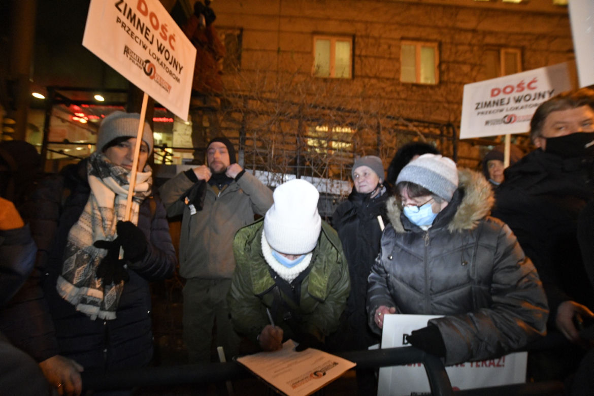 Mamy dość życia bez kaloryferów! Protest pod urzędem dzielnicy Praga-Północ