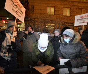 Mamy dość życia bez kaloryferów! Protest pod urzędem dzielnicy Praga-Północ