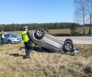 Toyota RAV4 dachowała w rowie! Kierowca był pijany i miał sądowy zakaz kierowania pojazdami