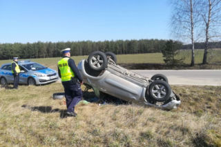 Toyota RAV4 dachowała w rowie! Kierowca był pijany i miał sądowy zakaz kierowania pojazdami