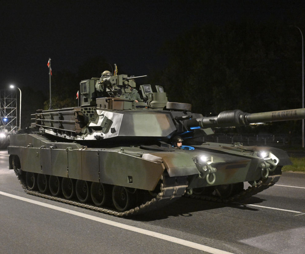 Czołg Abrams na ulicy podczas nocnej próby do defilady. O szczegółach obchodów przeczytasz na SE Portal Obronny.