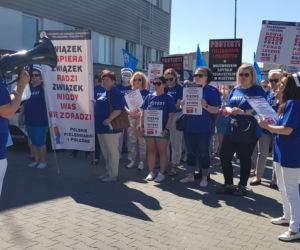 Strajk pielęgniarek i położnych w Olsztynie. Relacja z protestu [ZDJĘCIA]