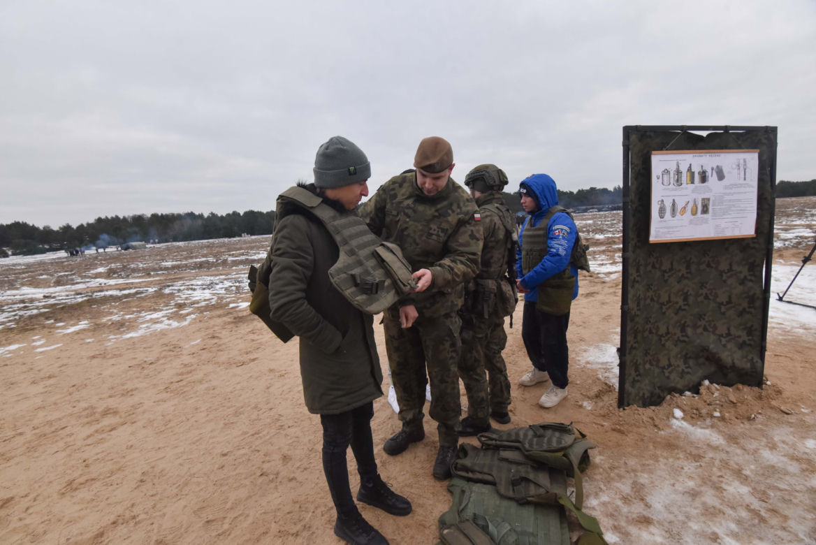 Paweł Przedpełski rzuca granatem i celnie strzela na poligonie