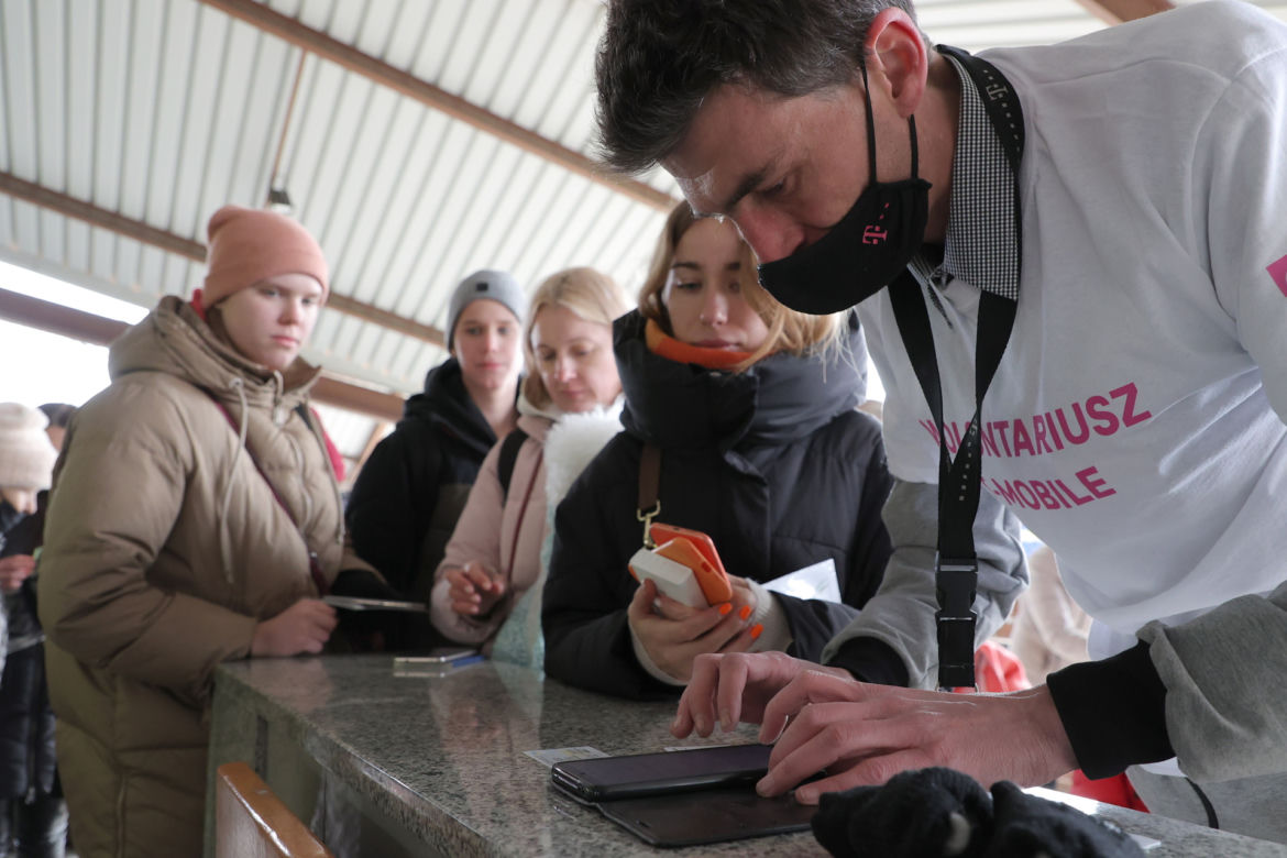 Ukraińscy uchodźcy oczekujący na pomoc na dworcu w Przemyślu